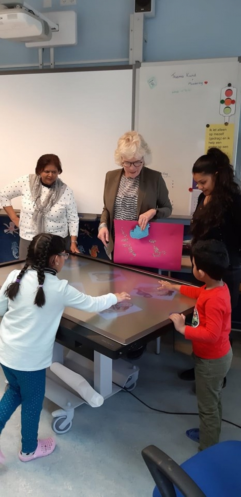 Onderwijswethouder Marjan Haak bezoekt jarige Shri Ganeshaschool in Almere