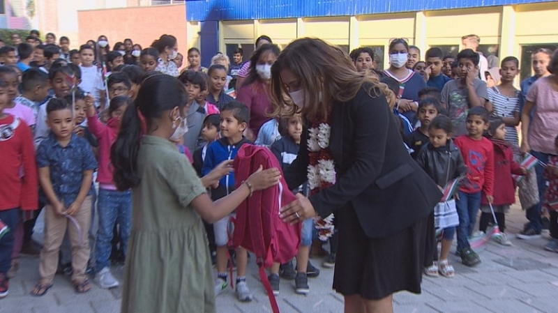 Surinaamse 'first lady' bezoekt Regenboogschool Shri Saraswatie