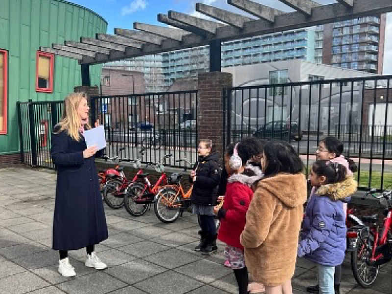 Kinderen leren fietsen op de Shri Laksmi School