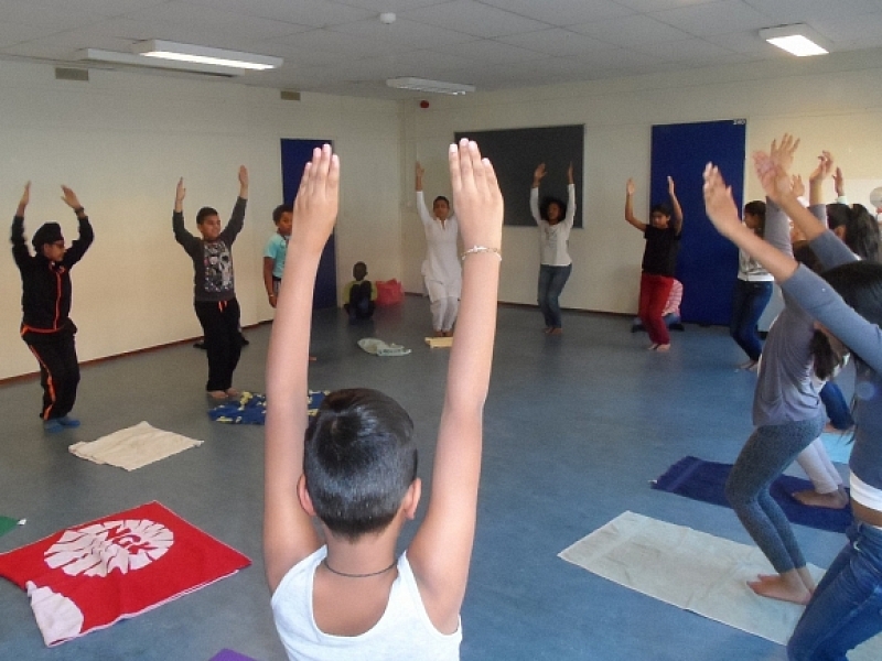 Yogalessen  op de Shri Krishna School