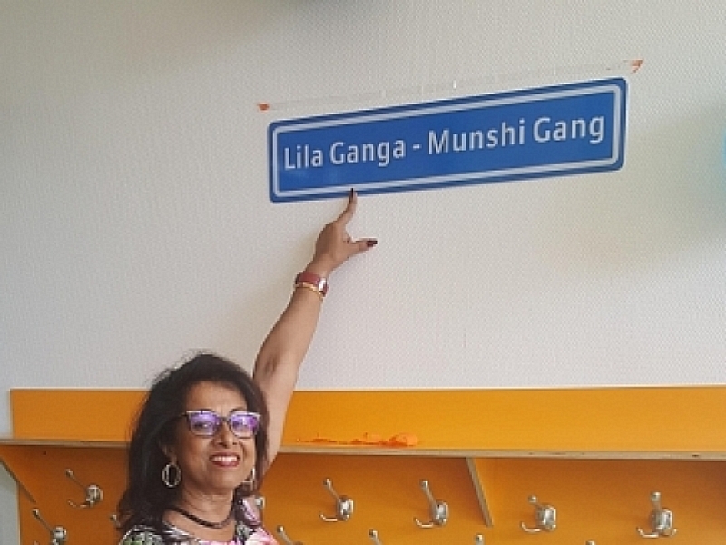 Juf Lila neemt afscheid met een eigen straatnaambordje